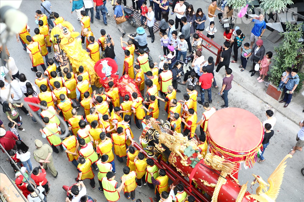 Hội rước pháo thu hút hàng nghìn người dân tham gia đón chào. Tham gia đoàn rước là các đội múa lân, rước kiệu, rước pháo Nhất, pháo Nhì và cả những cao niên trong làng với nhiệm vụ đóng vai các “quan ông”, “quan bà”.