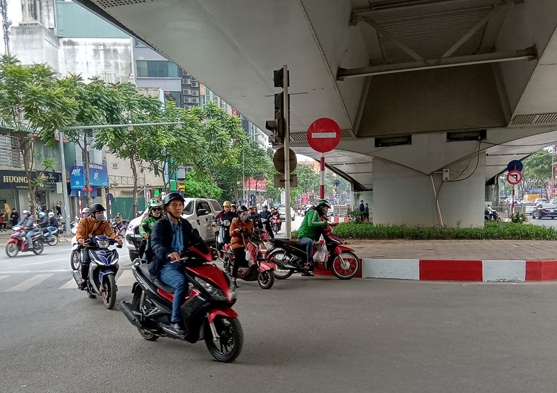 An ninh - Hình sự - Cảnh sát hóa trang thành tài xế Grab tóm gọn 3 đối tượng dàn dựng va chạm giao thông cướp tài sản