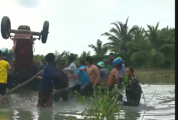 Tin nhanh - Kiên Giang: Máy cày lật ngửa đè vào người, nam thanh niên tử vong