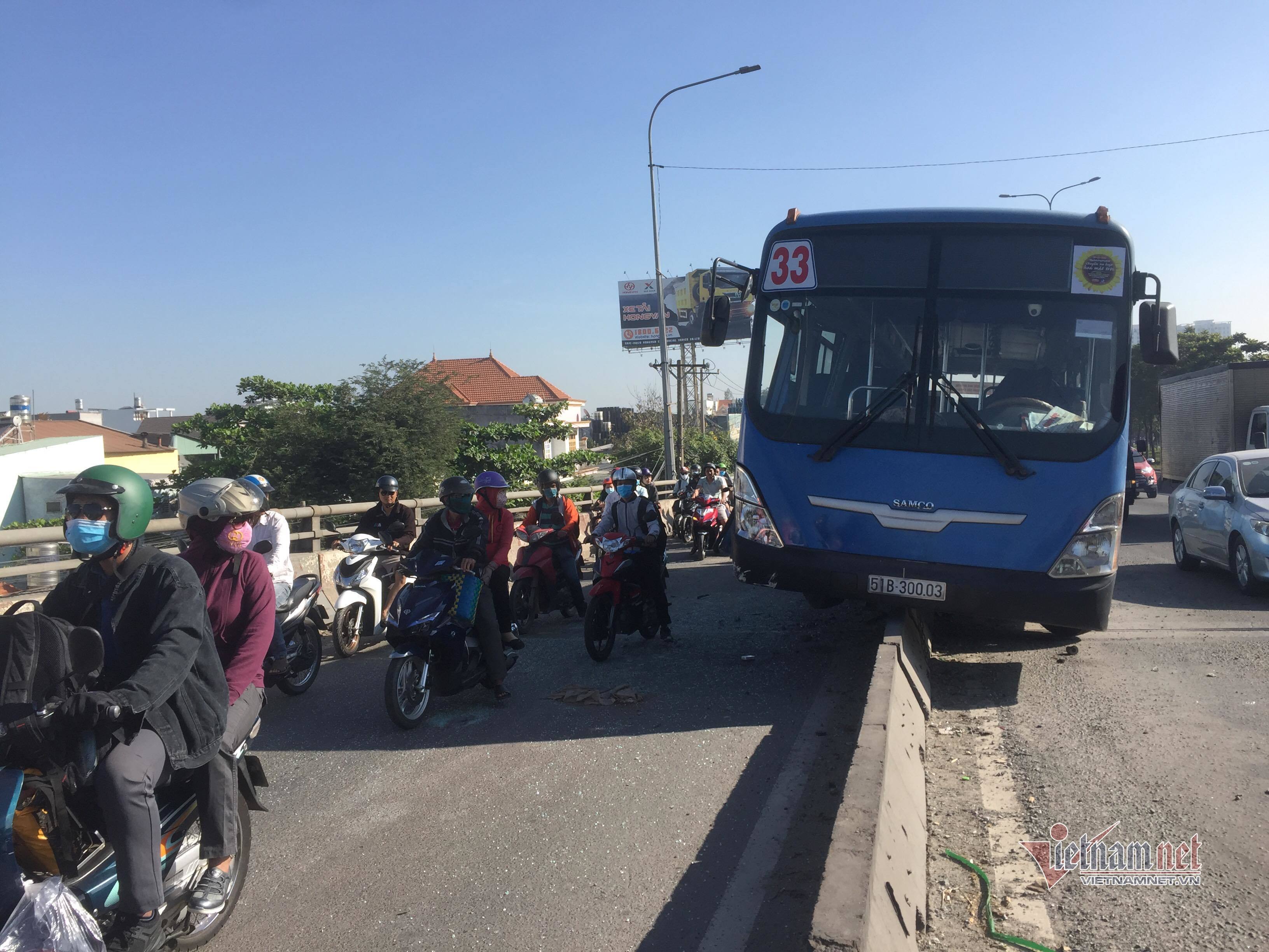 Tin nhanh - Xe bu&yacute;t bất ngờ t&ocirc;ng dải ph&acirc;n c&aacute;ch, h&agrave;nh kh&aacute;ch lo sợ đ&acirc;m xuống s&ocirc;ng S&agrave;i G&ograve;n