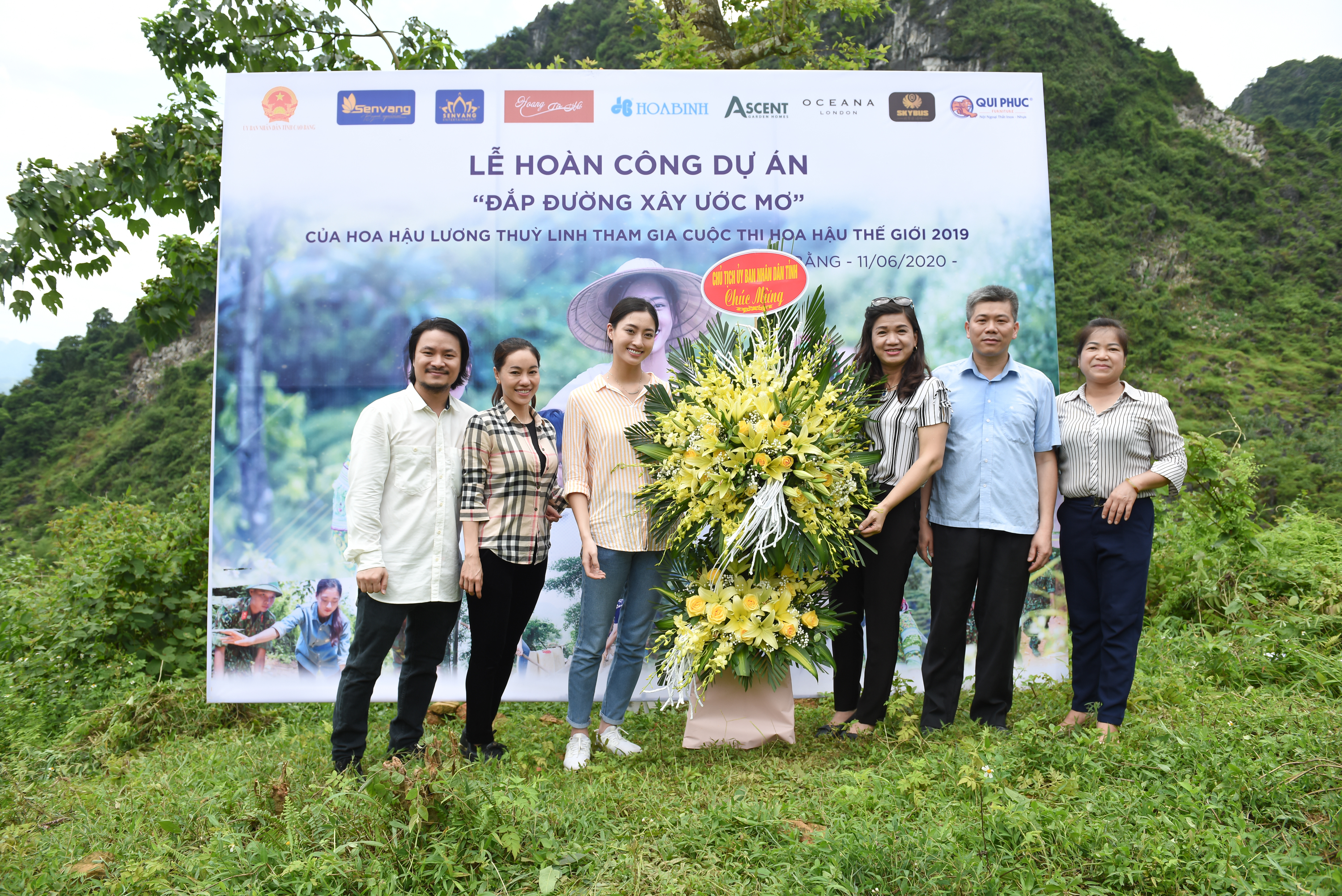 Ngôi sao - Hoa hậu Lương Thùy Linh trở lại Lũng Lìu, khánh thành con đường thuộc Top 10 dự án xuất sắc nhất Miss World 2019