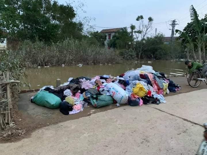 Cộng đồng mạng - Sự thật phía sau bức ảnh quần áo cứu trợ lũ lụt bị vứt ngổn ngang 