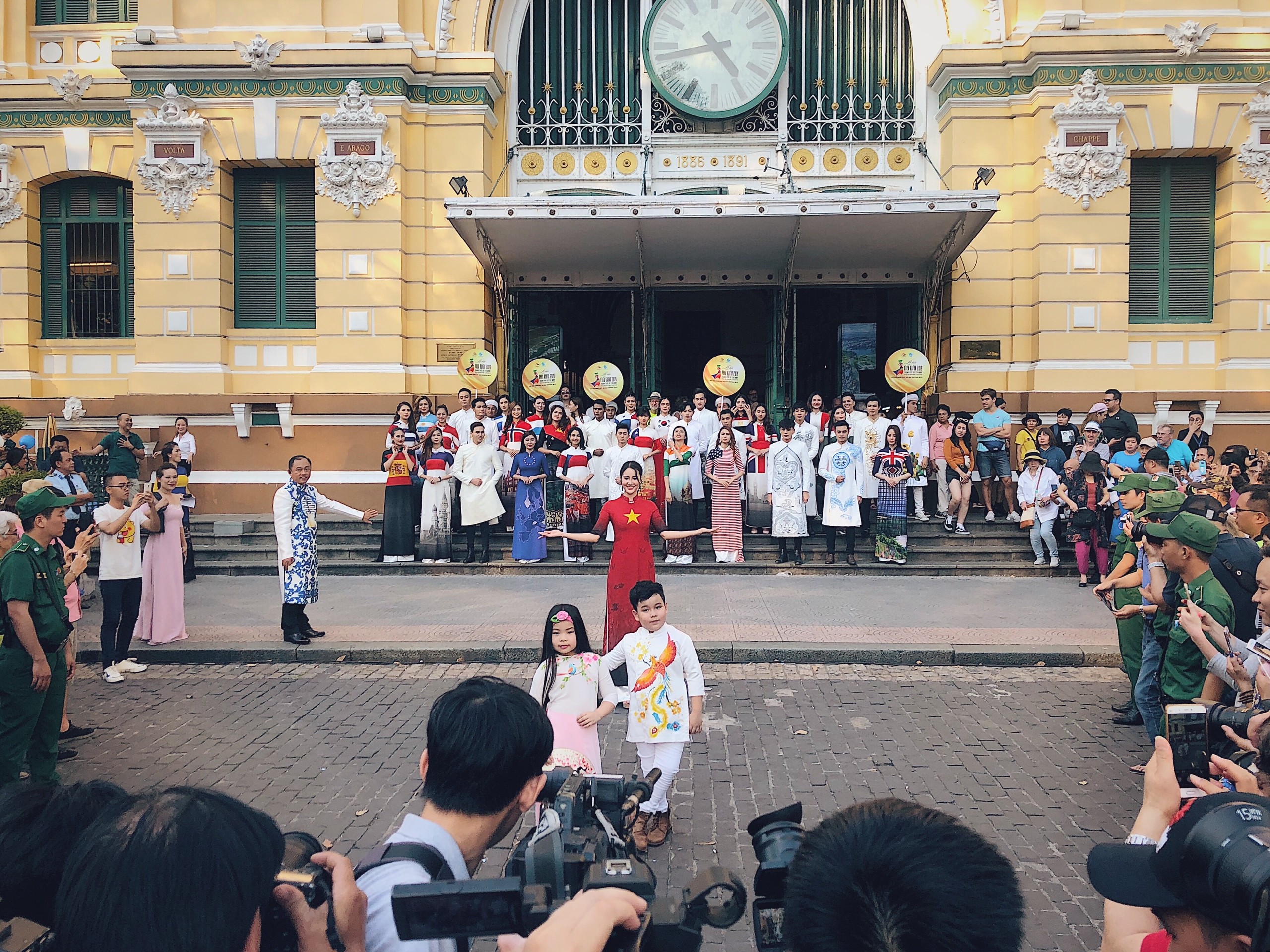 Tin nhanh - Áo dài 'khuynh đảo' Nhà thờ Đức Bà và phố đi bộ Bùi Viện (Hình 2).