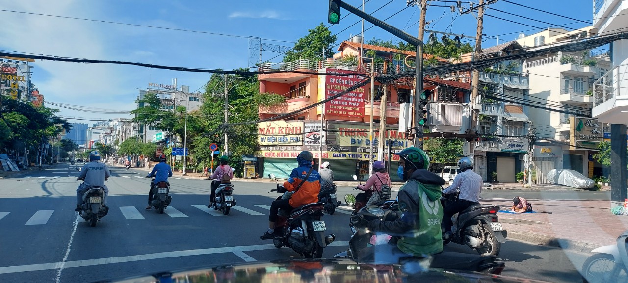 Dân sinh - Tp. Hồ Chí Minh: Người dân ra đường vẫn còn đông