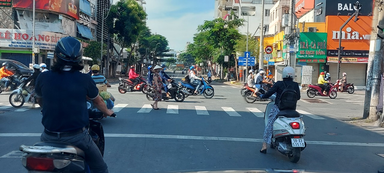 Dân sinh - Tp. Hồ Chí Minh: Người dân ra đường vẫn còn đông (Hình 3).