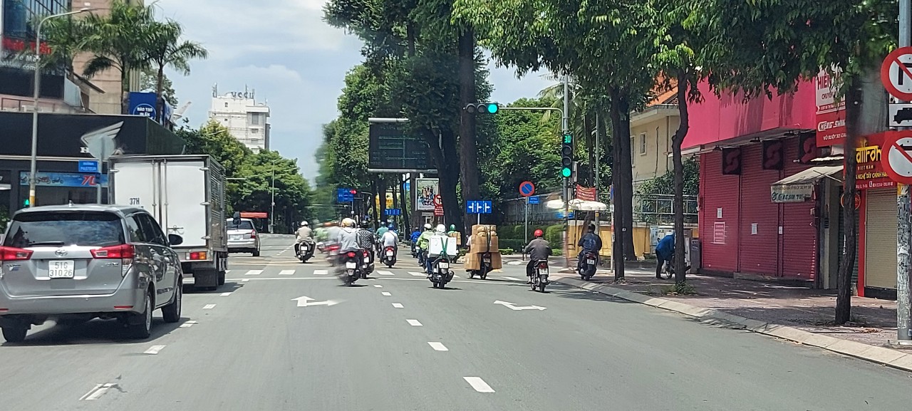 Dân sinh - Tp. Hồ Chí Minh: Người dân ra đường vẫn còn đông (Hình 2).