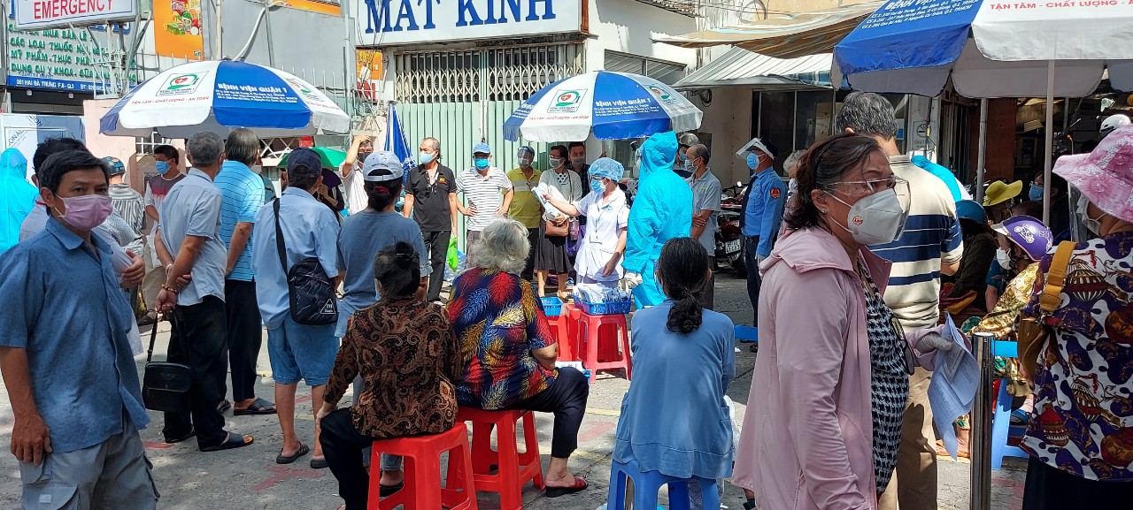 Dân sinh - Tp. Hồ Chí Minh: Người dân ra đường vẫn còn đông (Hình 6).