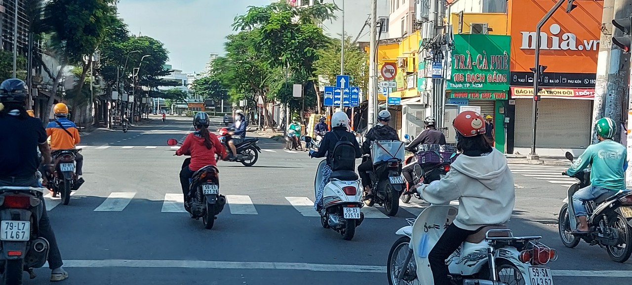 Dân sinh - Tp. Hồ Chí Minh: Người dân ra đường vẫn còn đông (Hình 4).