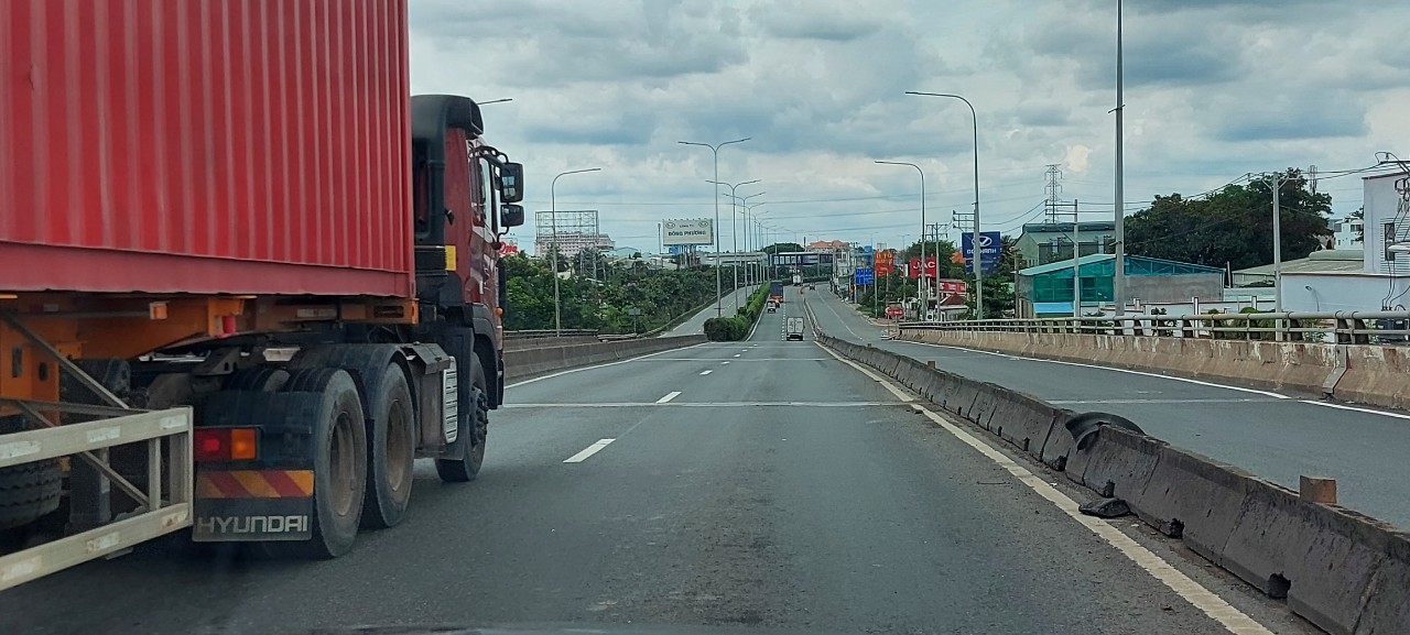 Dân sinh - Tp. Hồ Chí Minh ngày đầu thực hiện quy định mới: Người dân tuân thủ nghiêm “ai ở đâu ở yên đó” (Hình 13).