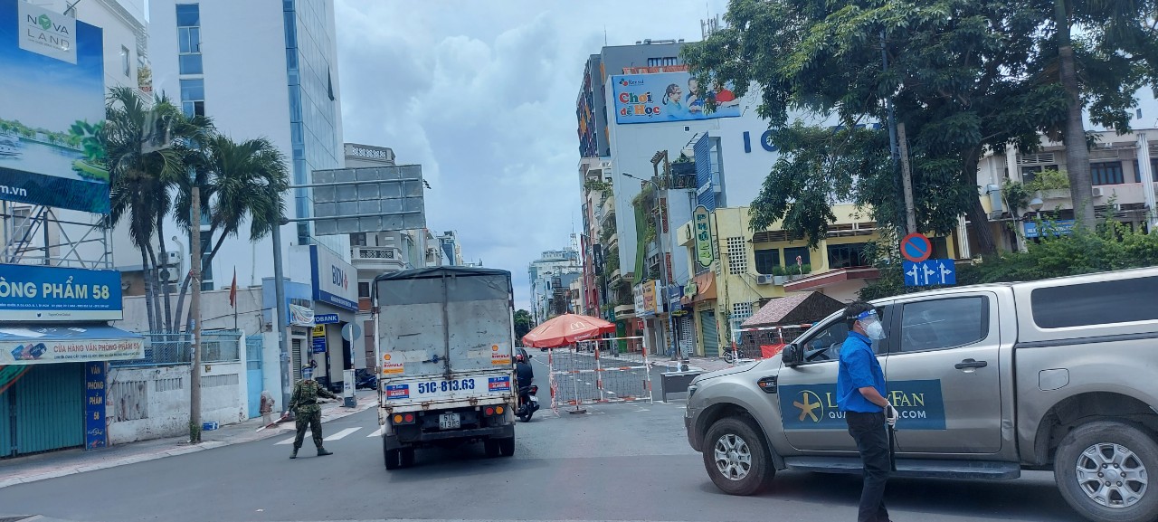 Dân sinh - Tp. Hồ Chí Minh ngày đầu thực hiện quy định mới: Người dân tuân thủ nghiêm “ai ở đâu ở yên đó” (Hình 8).