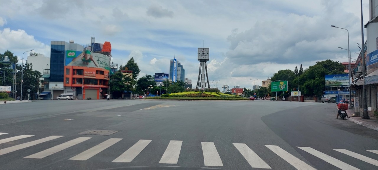 Dân sinh - Tp. Hồ Chí Minh ngày đầu thực hiện quy định mới: Người dân tuân thủ nghiêm “ai ở đâu ở yên đó” (Hình 12).