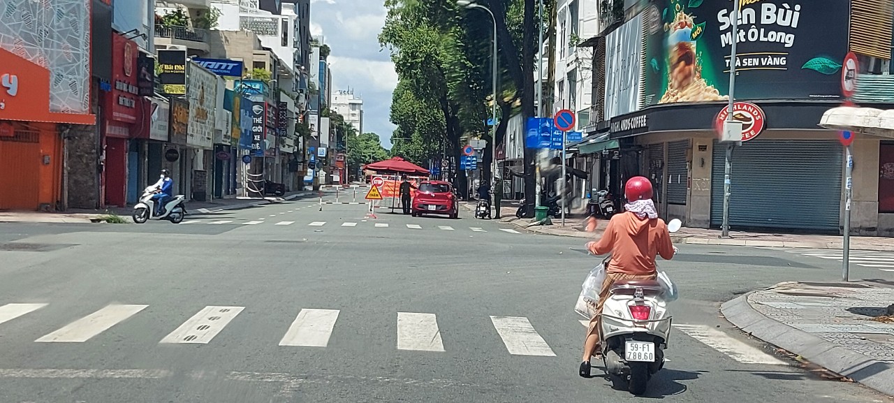 Dân sinh - Tp. Hồ Chí Minh ngày đầu thực hiện quy định mới: Người dân tuân thủ nghiêm “ai ở đâu ở yên đó” (Hình 4).