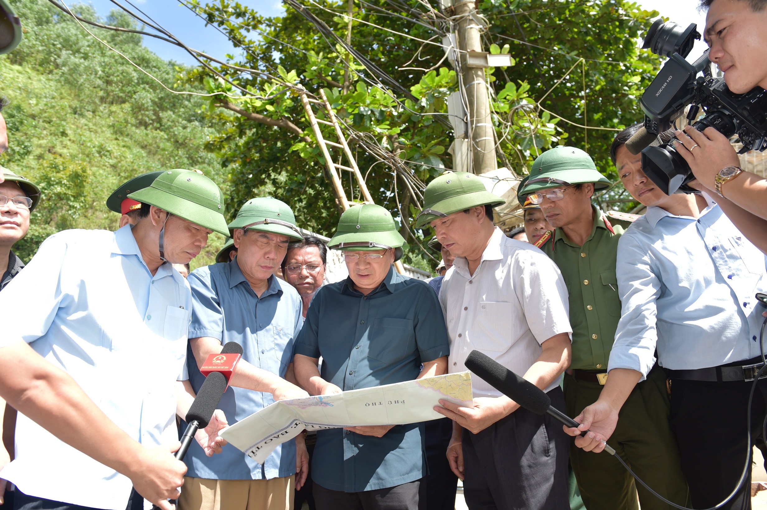 Chính trị - Sạt lở khẩn cấp ở Hòa Bình: Phó Thủ tướng thị sát, chỉ đạo xử lý (Hình 3).