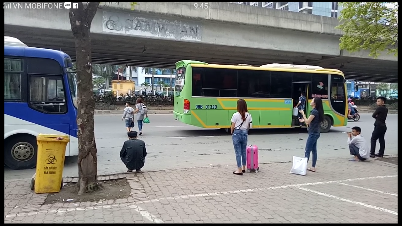 Các nhà xe di chuyển chậm để mời khách.