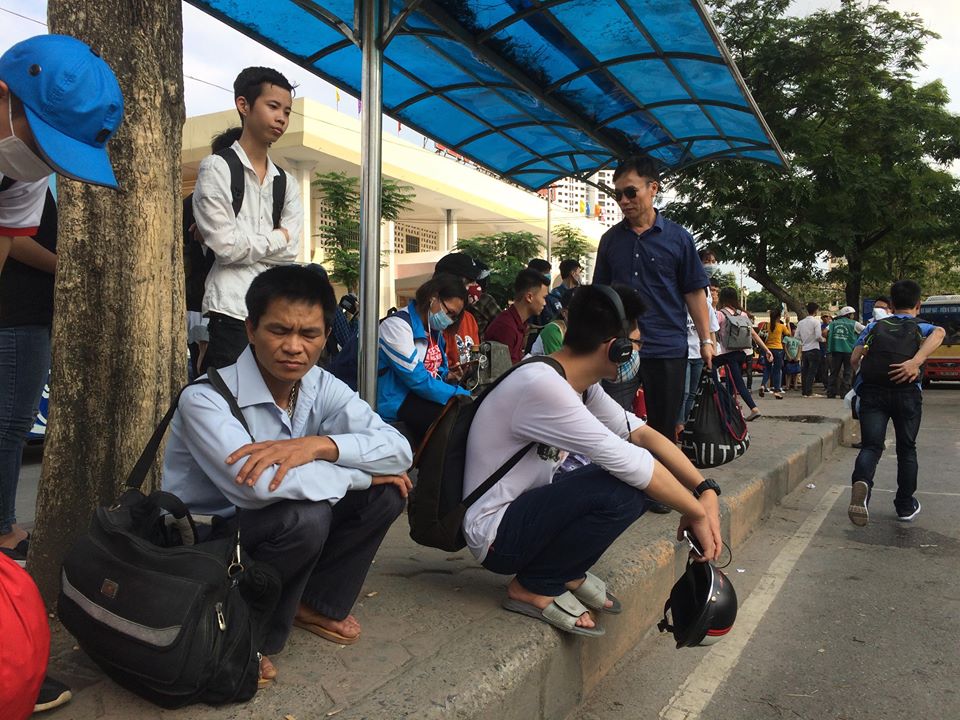 Hậu nghỉ lễ 30/4 – 1/5: Người dân mệt mỏi đợi xe trong nắng nóng (Hình 2).