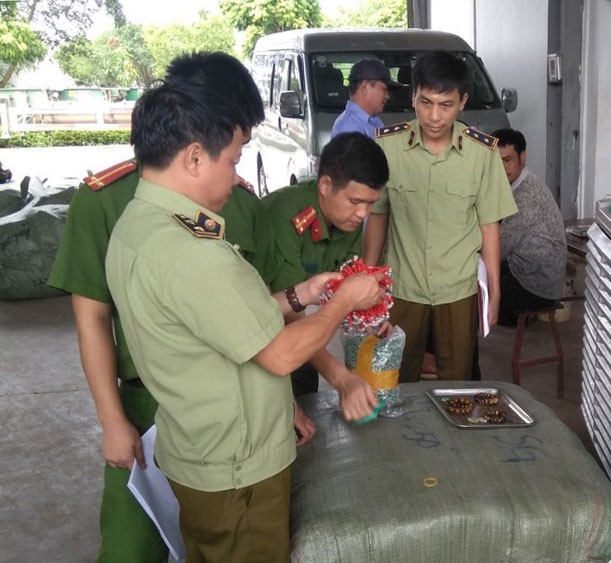 An ninh - Hình sự - Bắc Giang: Chặn đứng 1 tấn bánh kẹo không nguồn gốc tiêu thụ dịp Trung thu