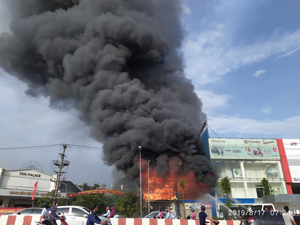 Tin nhanh - Bắc Giang: Cháy lớn tại siêu thị lúc sáng sớm, chưa xác định thiệt hại