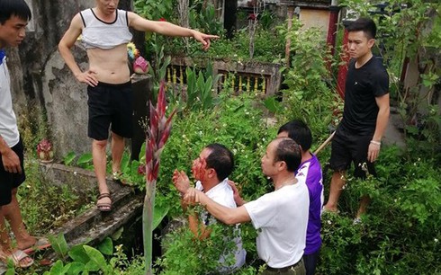 An ninh - Hình sự -  Hà Nội: Nghi bắt cóc trẻ em nam thanh niên bị người dân vây bắt