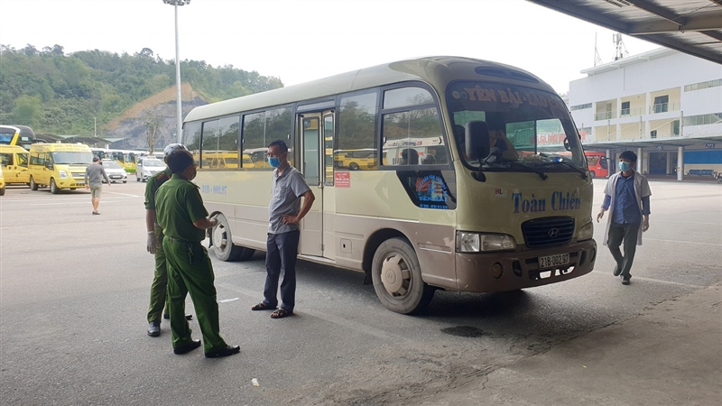 Tin nhanh - Cách ly hành khách trên chuyến xe có 2 trường hợp tiếp xúc gần với bệnh nhân nhiễm Covid 19