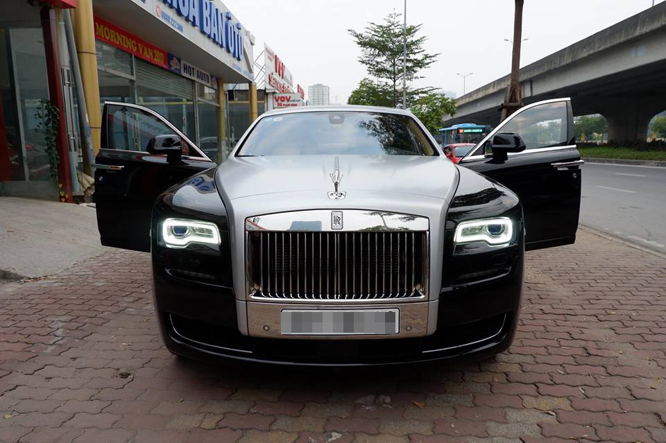 Xe++ - Rao bán trên vỉa hè, xe sang Roll-Royce Ghost vẫn 'ế chỏng, ế chơ'