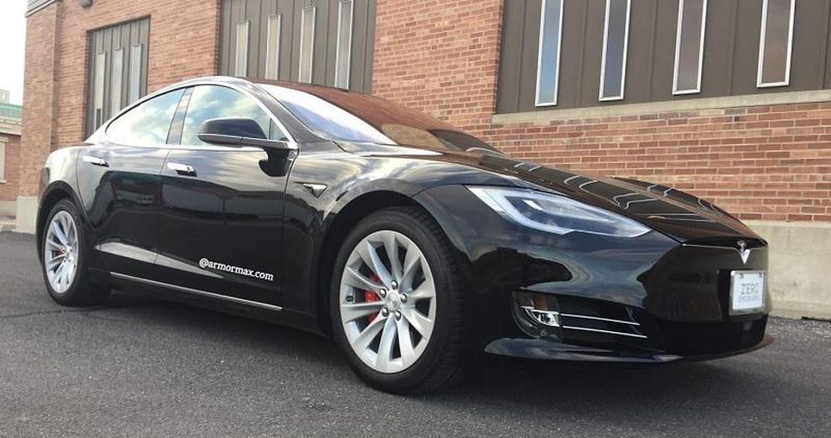 Tesla Model S P100D

Đây là một trong những sản phẩm hàng đầu của Tesla với khả năng tăng tốc từ 0 tới 100km/h trong 2,7 giây.
Với pin 100kWh, chiếc xe có khả năng di chuyển tối đa 315 dặm (613km). Đây là mẫu xe điện có phạm vi di chuyển xa nhất.

Bộ giáp của xe được phát triển bởi International Armoring Corp. Công ty có trụ sở tại Utah đã tạo ra những bộ giáp gọi là Armorex cho khoảng hơn 8000 chiếc xe chống đạn từ năm 1993.
