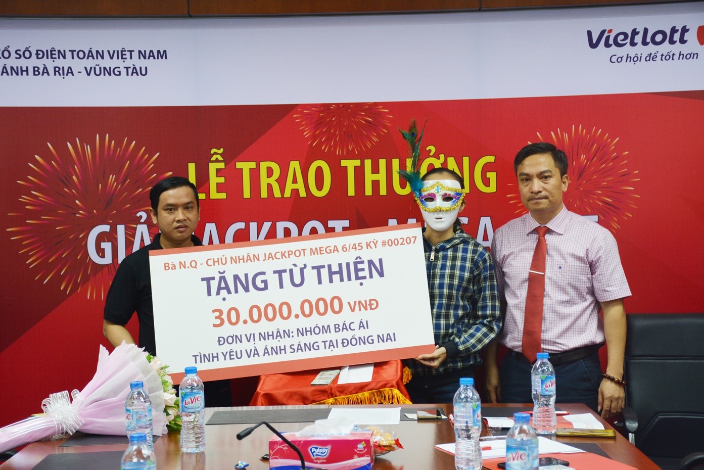 Ti&ecirc;u d&ugrave;ng & Dư luận - Kh&aacute;ch h&agrave;ng tr&uacute;ng jackpot hơn 20 tỷ tiết lộ b&iacute; quyết may mắn (H&igrave;nh 2).