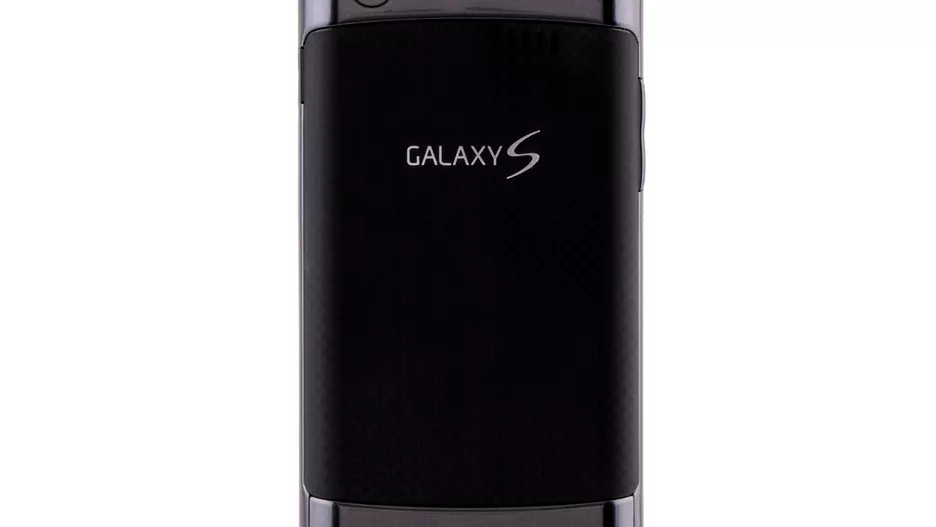 5. Samsung Captivate (2010)
Phiên bản do AT&T cung cấp có vẻ ngoài sắc sảo hơn cả so với những phiên bản còn lại được tung ra cùng năm. Tuy nhiên, chiếc điện thoại này cũng không có đèn flash dành cho máy ảnh và không có camera mặt trước. Tuy nhiên, nó đã có bộ nhớ trong lên đến 16 GB và thẻ nhớ microSD 2GB.  AT&T tiếp tục tung ra phiên bản bàn phím trượt Captivate Glide một năm sau đó.