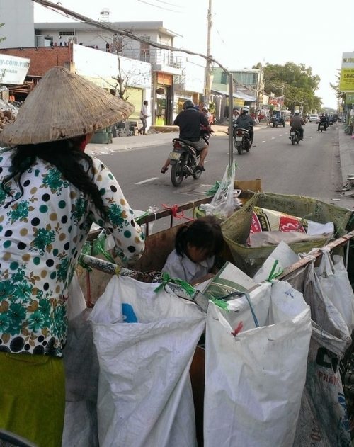 Dân sinh - Nghẹn ngào trước những hình ảnh mưu sinh lam lũ mà đẹp đến nao lòng  (Hình 4).