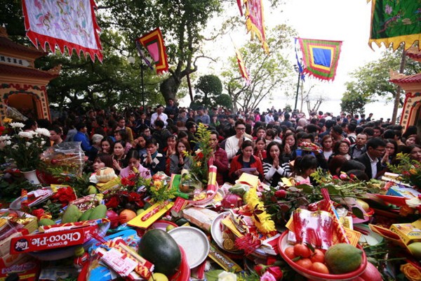 Dân sinh - Tin sao xấu, người đàn ông tán gia bại sản vì “ôm tiền” cúng lễ  (Hình 2).