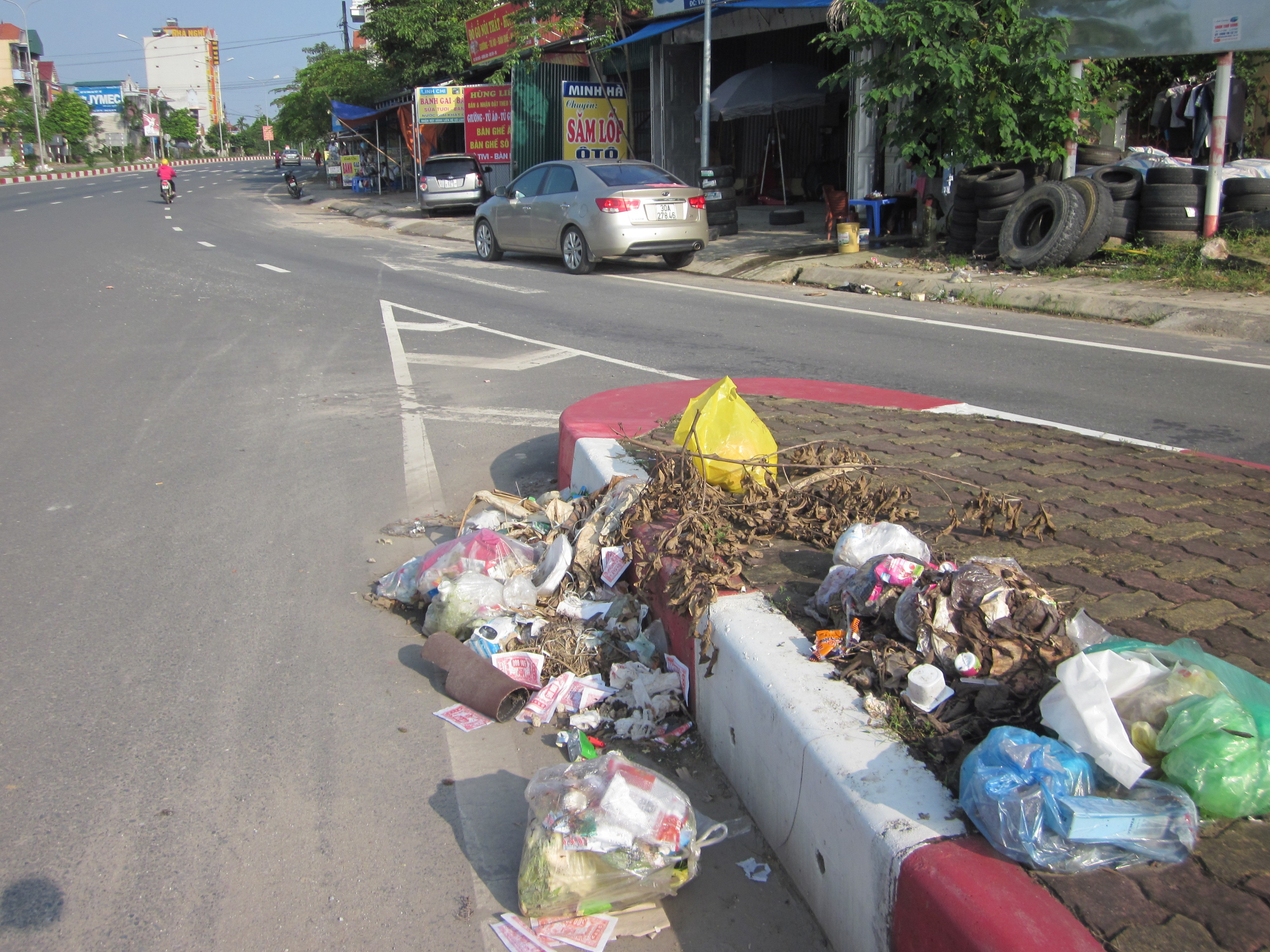 Xã hội - Thị xã Sơn Tây: Rác tràn xuống phố và Quốc lộ 32  (Hình 4).