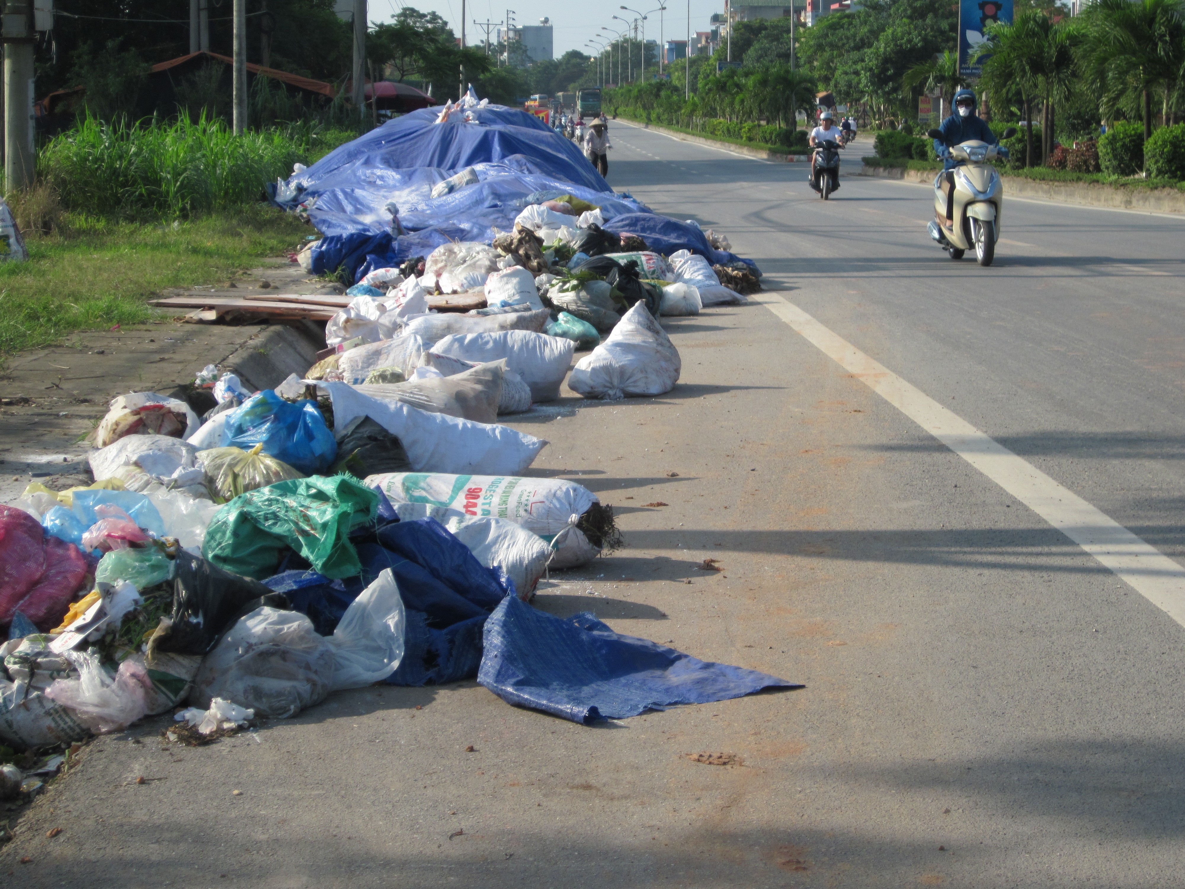 Xã hội - Thị xã Sơn Tây: Rác tràn xuống phố và Quốc lộ 32  (Hình 2).