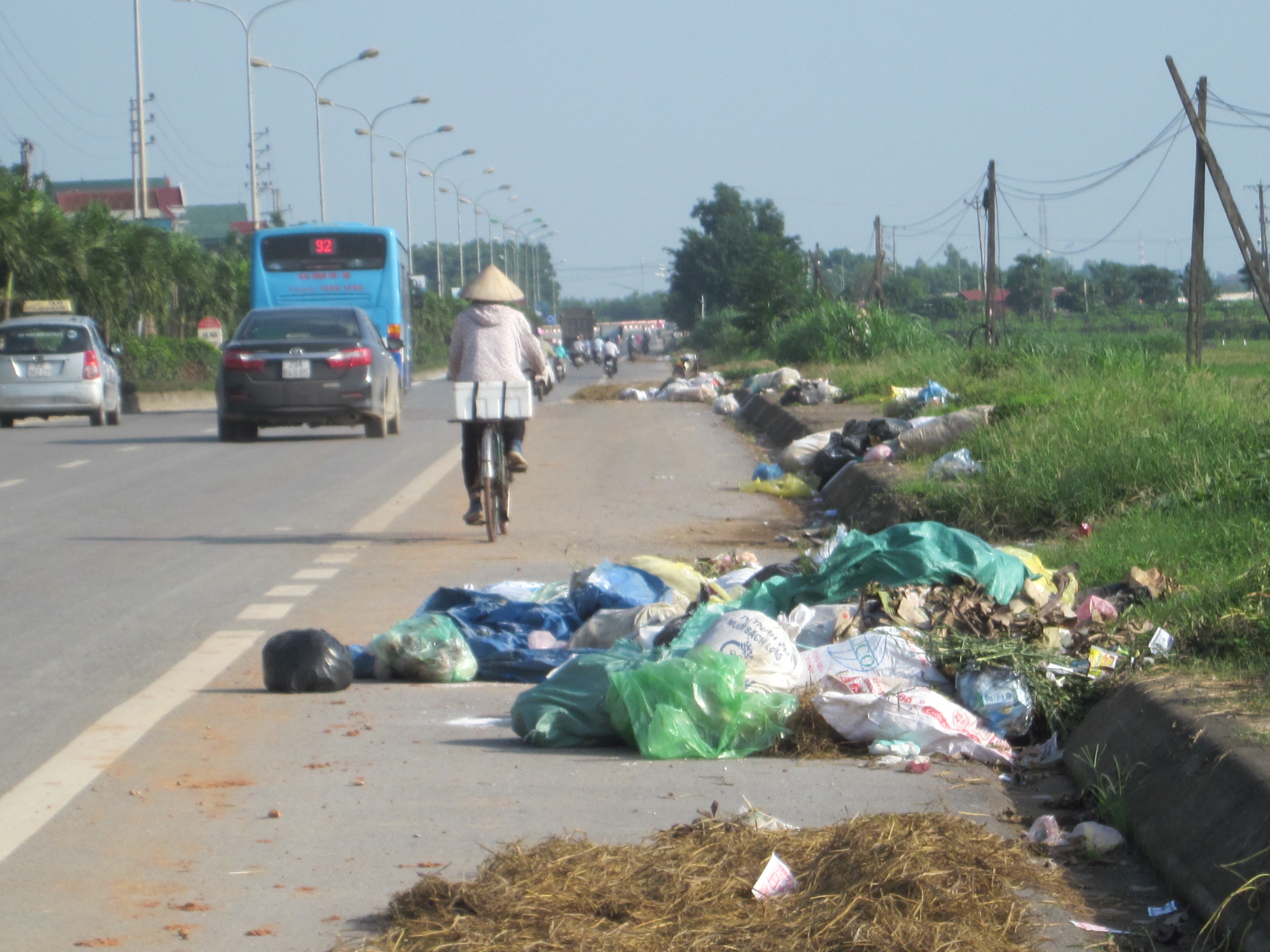 Xã hội - Thị xã Sơn Tây: Rác tràn xuống phố và Quốc lộ 32  (Hình 3).