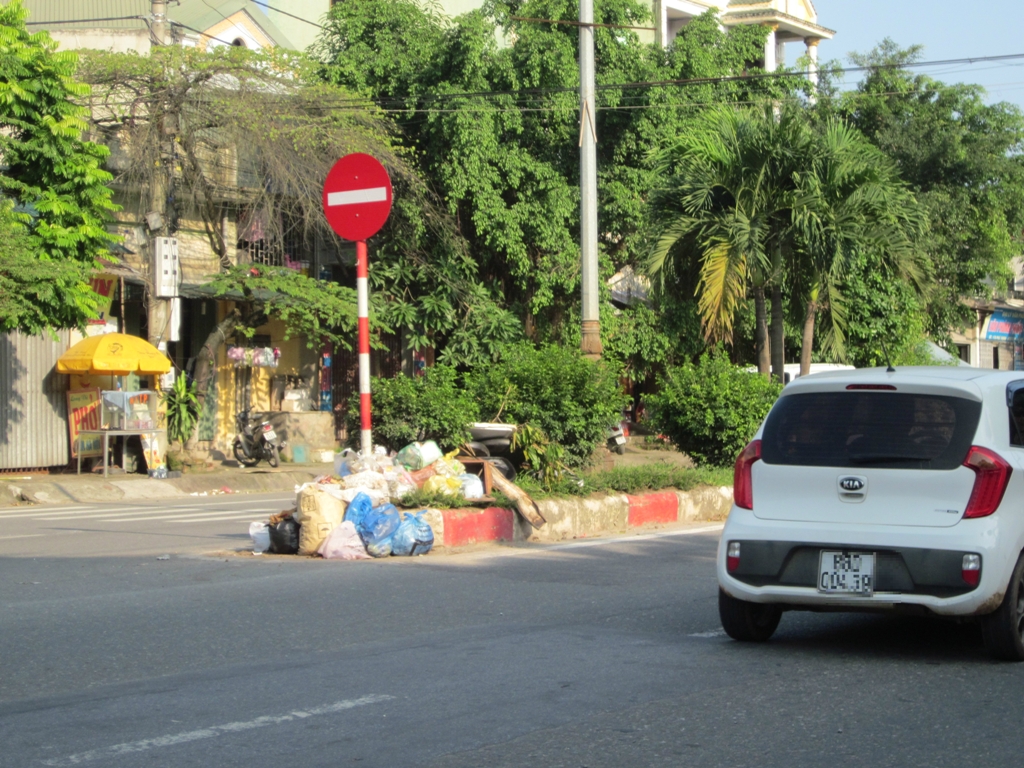 Xã hội - Thị xã Sơn Tây: Rác tràn xuống phố và Quốc lộ 32  (Hình 5).