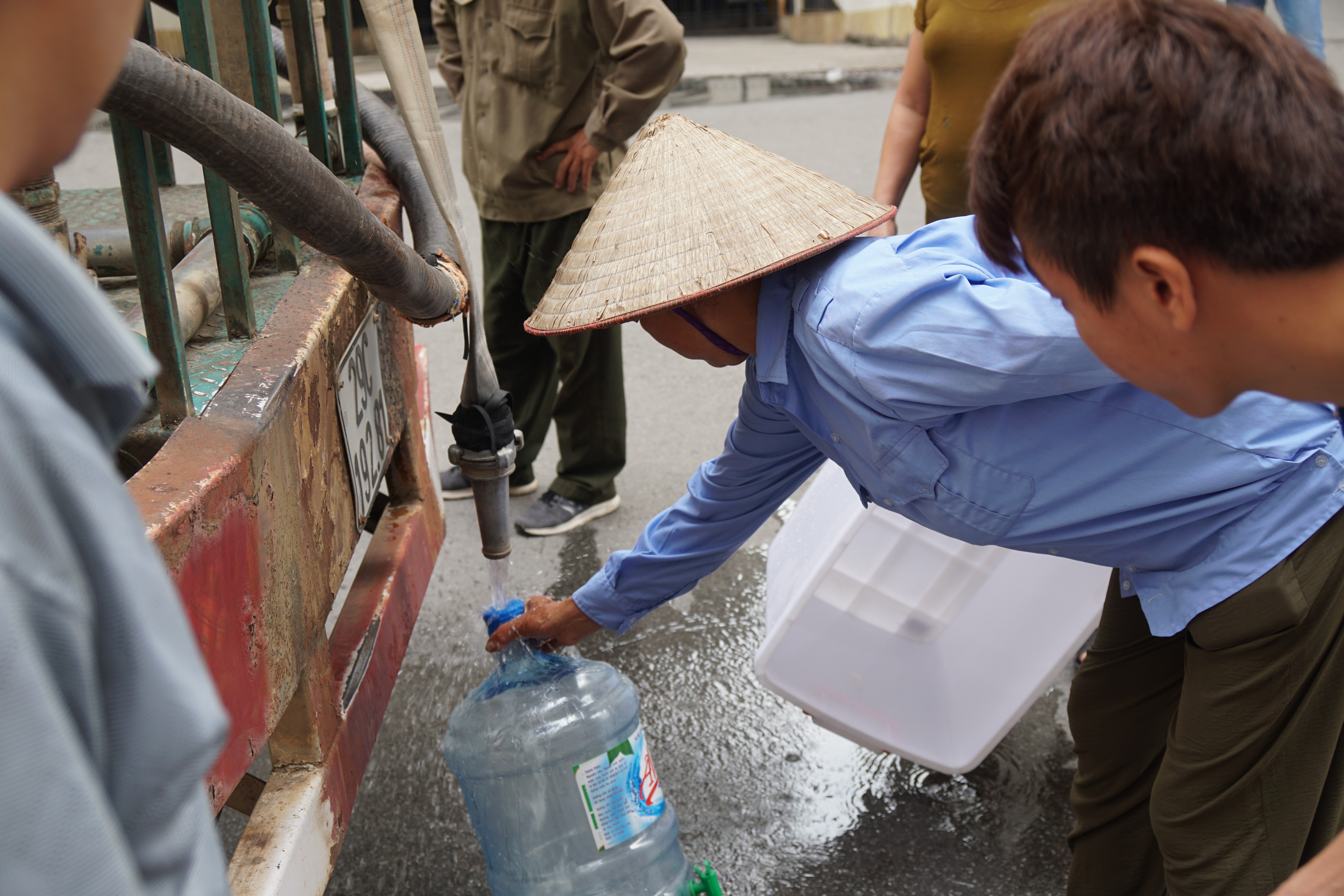 Dân sinh - Người dân thủ đô chật vật xếp hàng dài chờ lấy nước miễn phí (Hình 7).