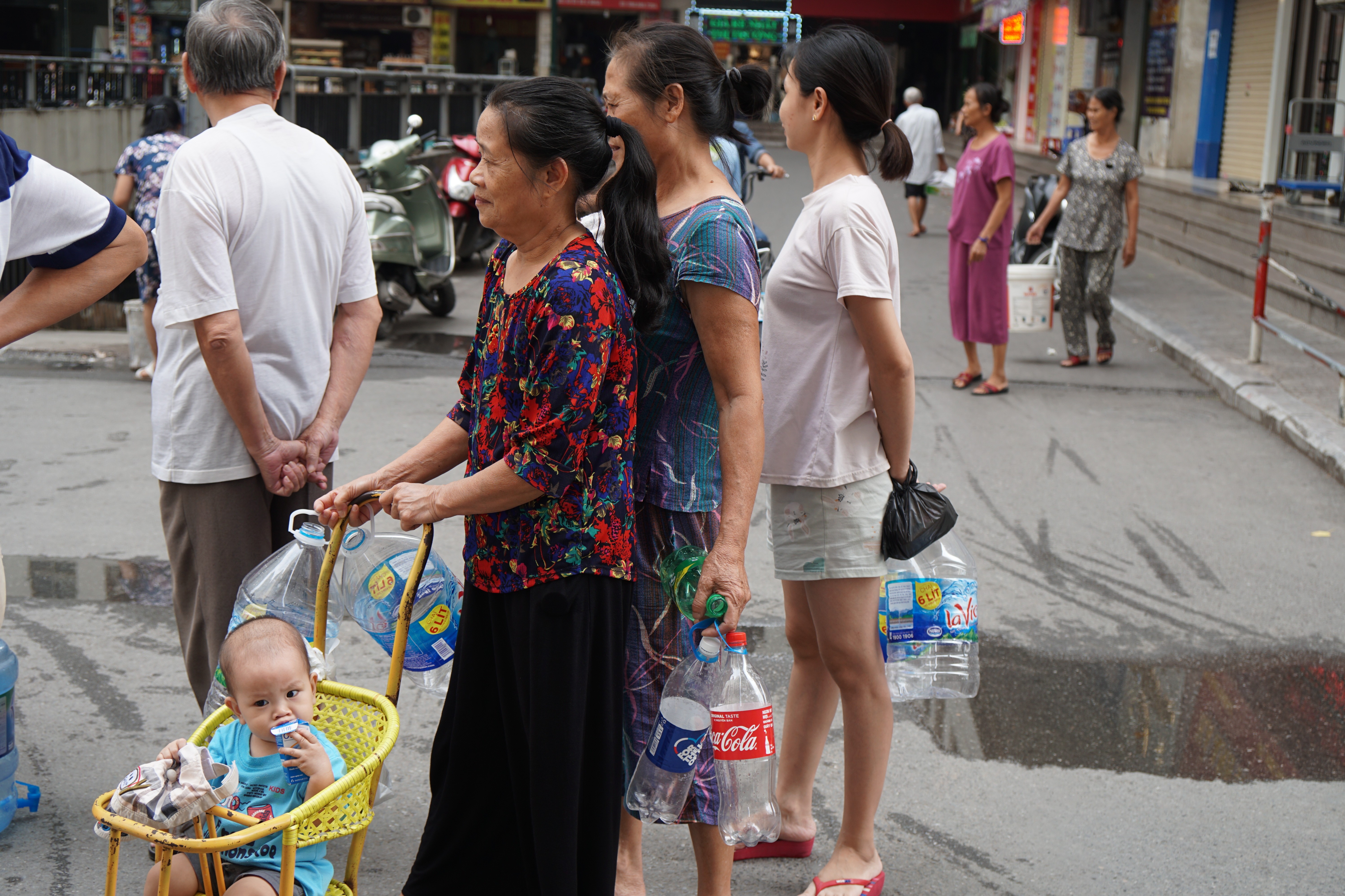 Dân sinh - Người dân thủ đô chật vật xếp hàng dài chờ lấy nước miễn phí (Hình 8).