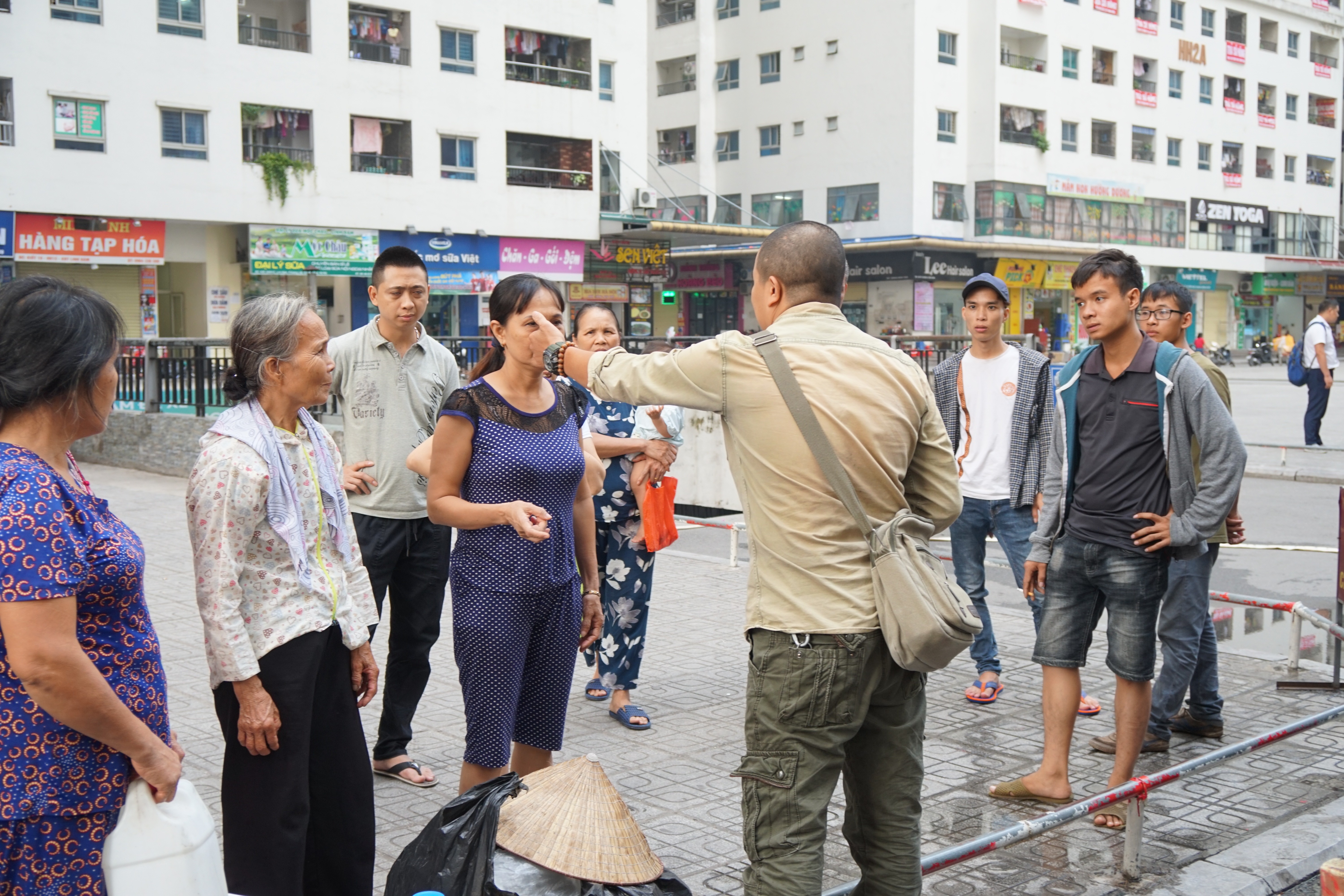 Môi trường - Đang kiểm tra nguồn nước cấp mới miễn phí cho người dân có màu, mùi lạ (Hình 4).