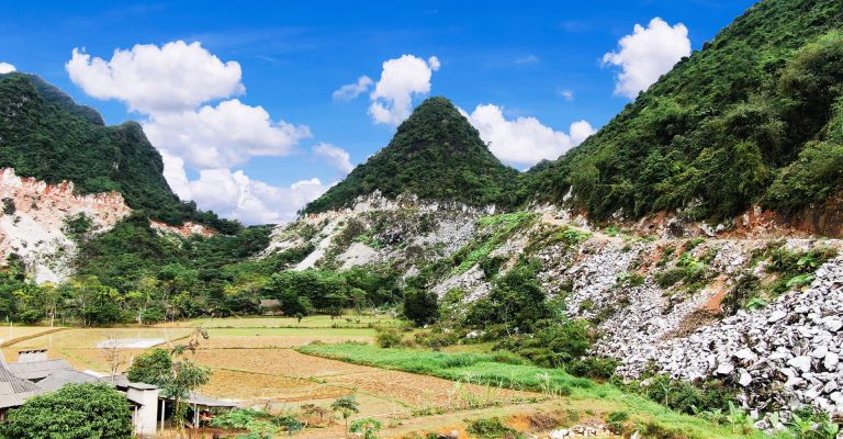 Tin nhanh - Một nữ phiên dịch viên tử vong do đá lăn trúng người ở Yên Bái