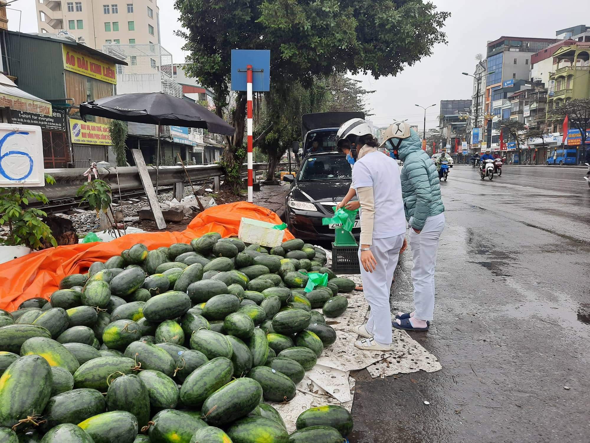 Tin nhanh - Người dân Hà Nội đội mưa mua ủng hộ dưa hấu giá rẻ (Hình 4).