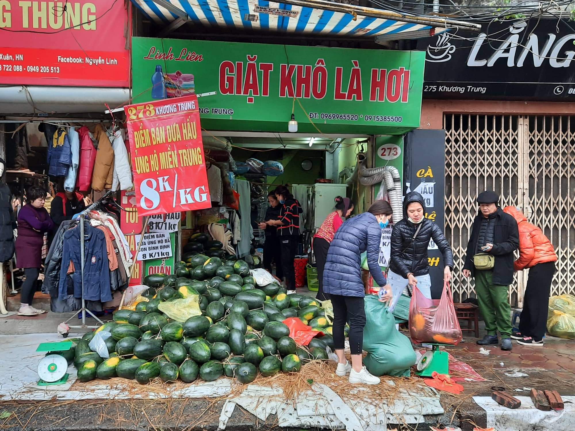 Tin nhanh - Người dân Hà Nội đội mưa mua ủng hộ dưa hấu giá rẻ (Hình 3).