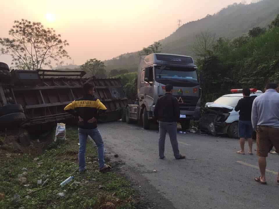 Tin nhanh - Hai xe khách liên tiếp gặp nạn trong đêm, người dân kinh hoàng kể lại giây phút sinh tử (Hình 2).