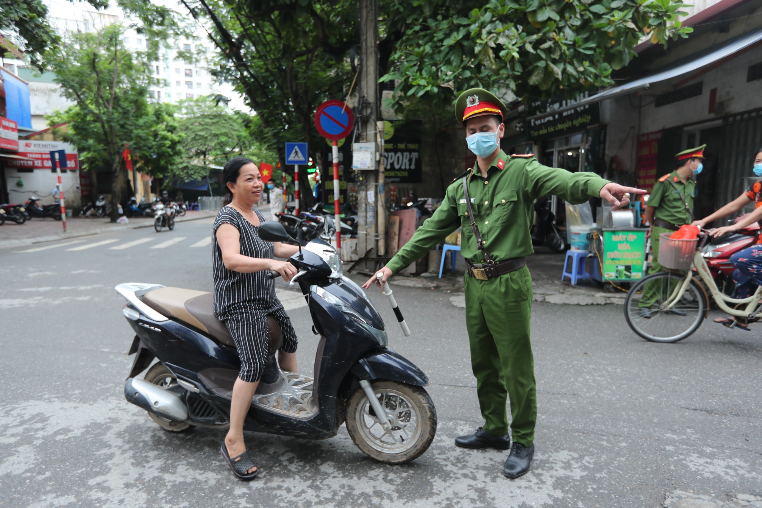 Tin nhanh - Hà Nội: Nhiều trường hợp 'nhà gần nên quên' khẩu trang bị xử phạt (Hình 9).