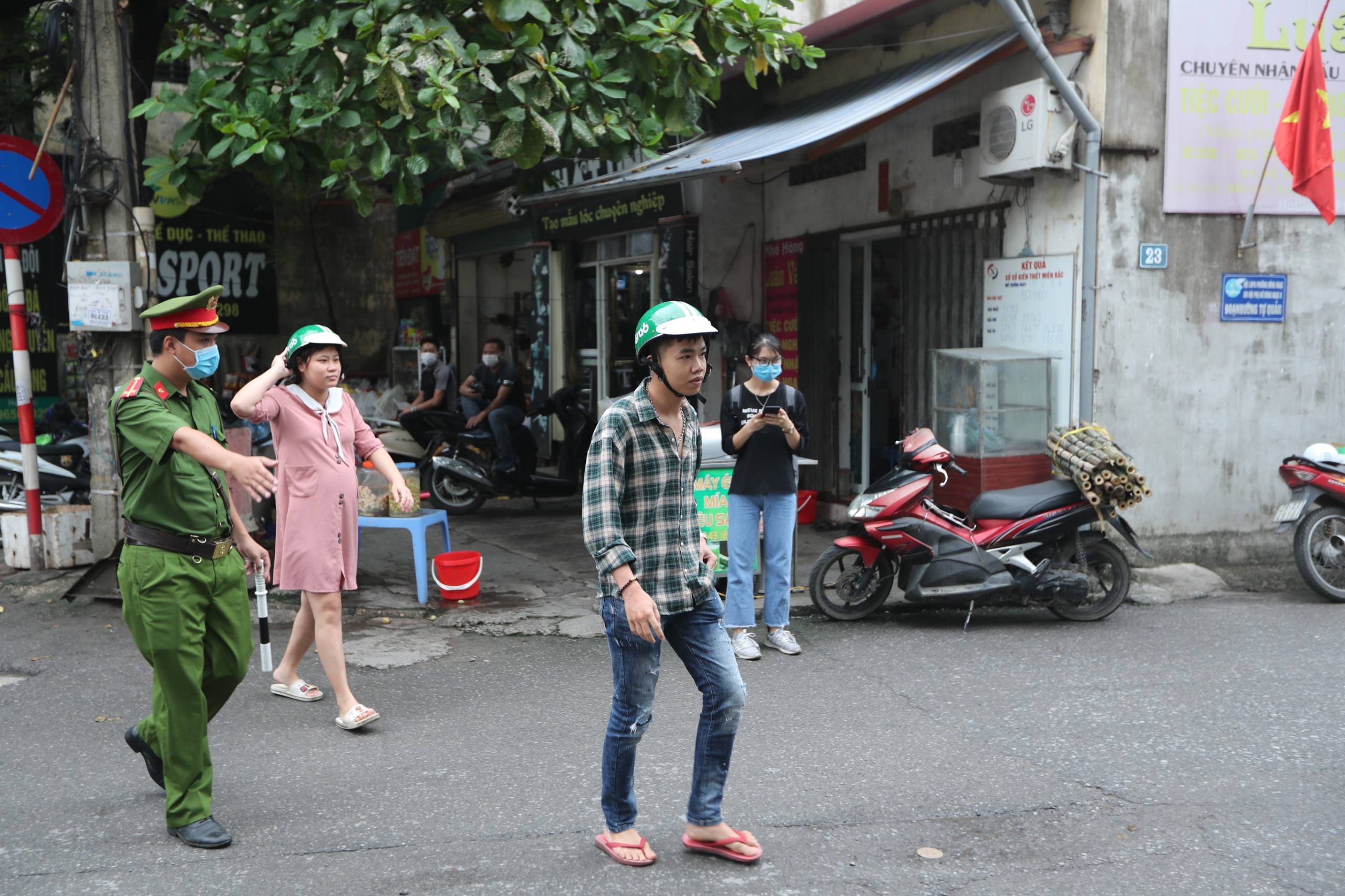 Tin nhanh - Hà Nội: Nhiều trường hợp 'nhà gần nên quên' khẩu trang bị xử phạt (Hình 7).