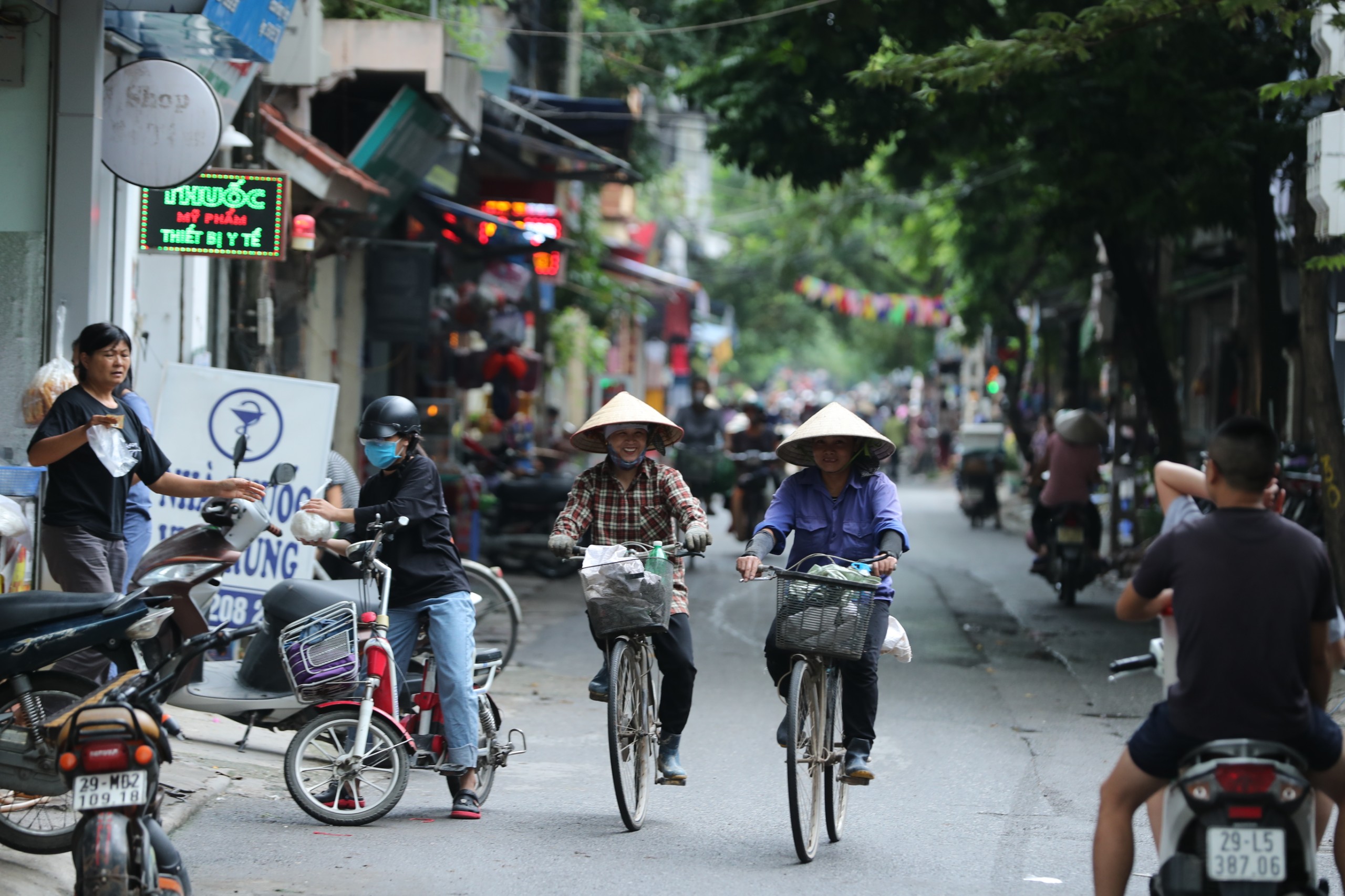 Tin nhanh - Hà Nội: Nhiều trường hợp 'nhà gần nên quên' khẩu trang bị xử phạt (Hình 14).