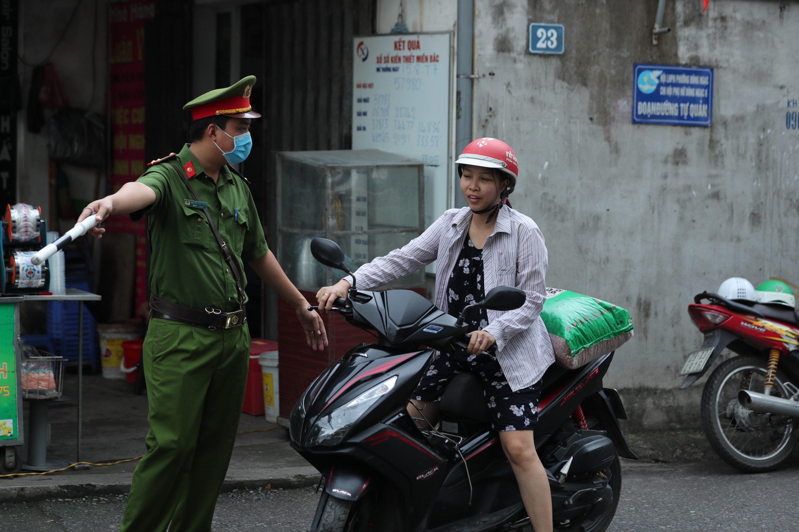 Tin nhanh - Hà Nội: Nhiều trường hợp 'nhà gần nên quên' khẩu trang bị xử phạt (Hình 11).