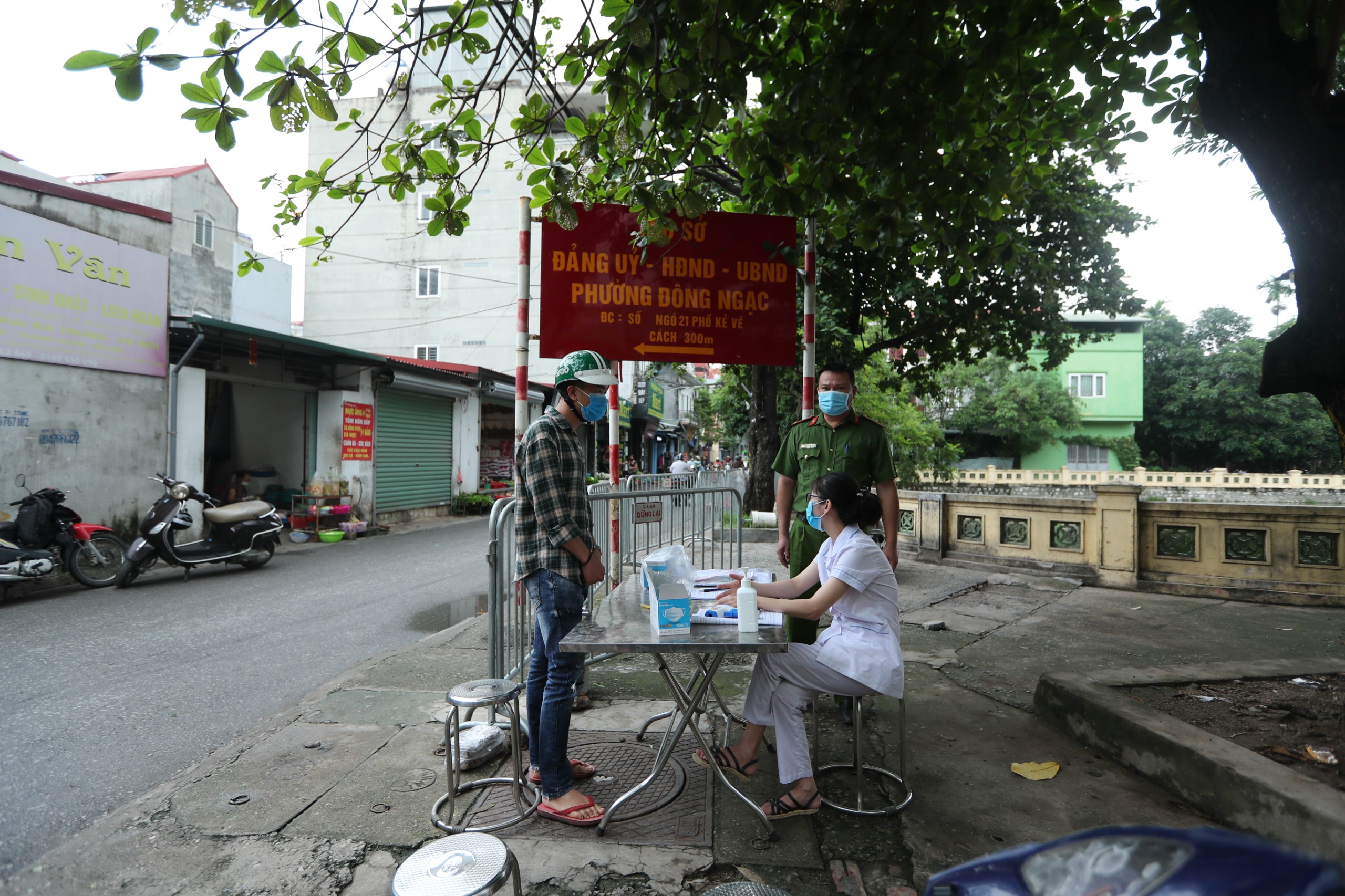 Tin nhanh - Hà Nội: Nhiều trường hợp 'nhà gần nên quên' khẩu trang bị xử phạt (Hình 2).