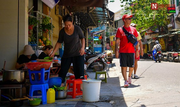 Diễn đàn - Lấn chiếm vỉa hè, lòng đường “căn bệnh mãn tính' chưa có thuốc đặc trị (Hình 2).