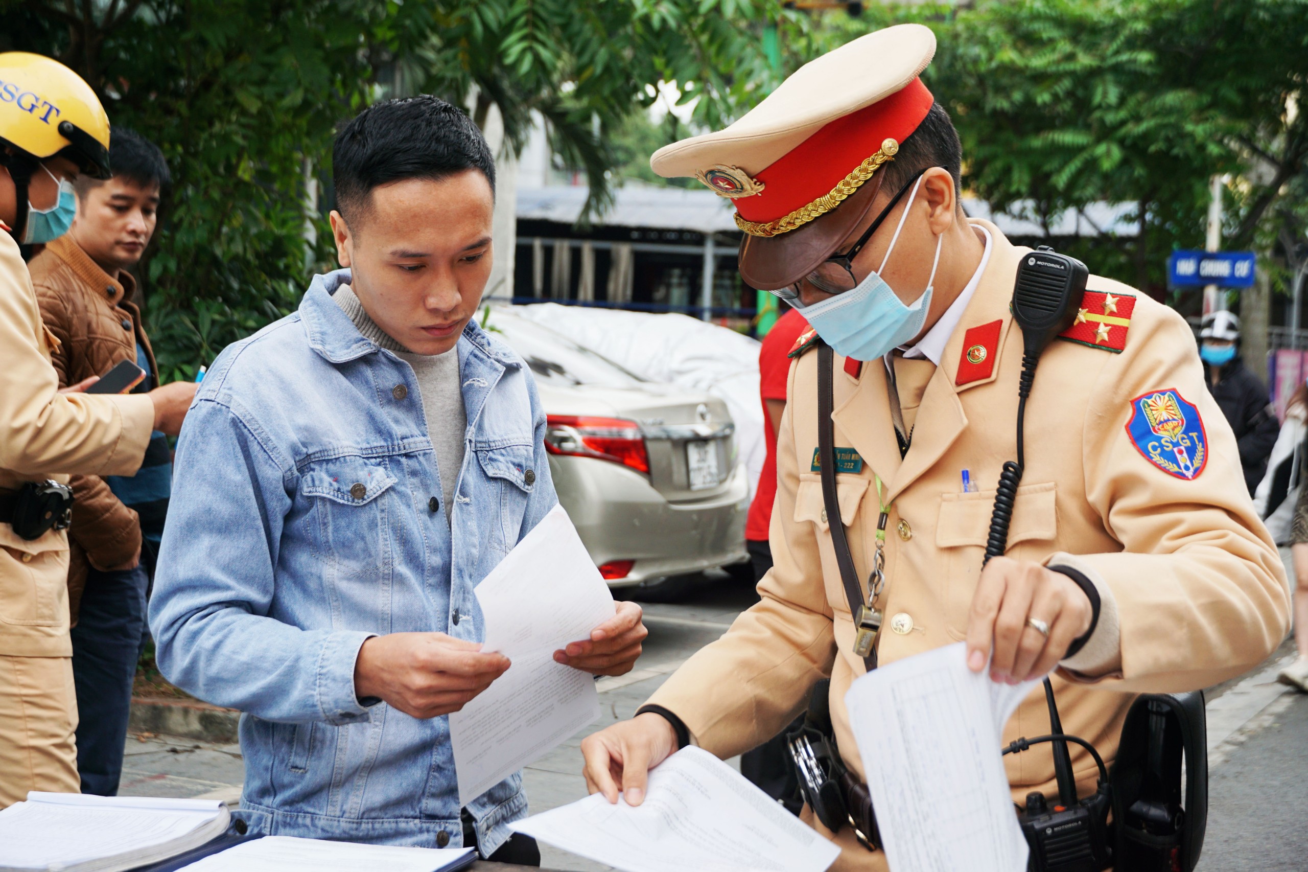 Tin nhanh - Hà Nội: CSGT ngày đầu ra quân dán thông báo xử phạt nguội xe vi phạm (Hình 10).