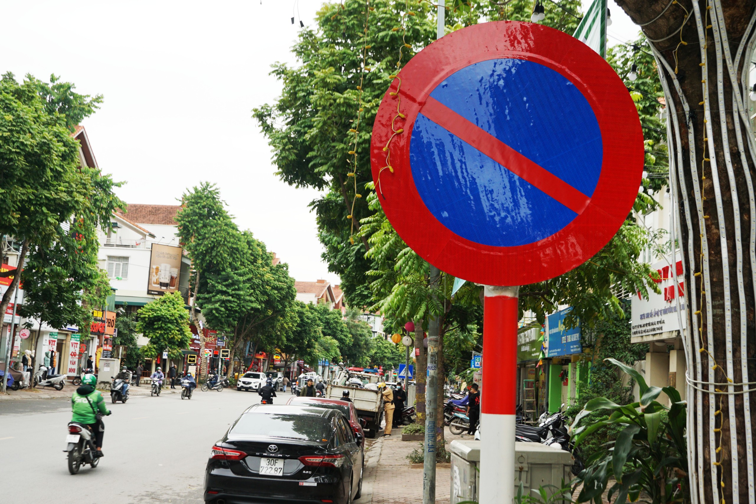 Tin nhanh - Hà Nội: CSGT ngày đầu ra quân dán thông báo xử phạt nguội xe vi phạm