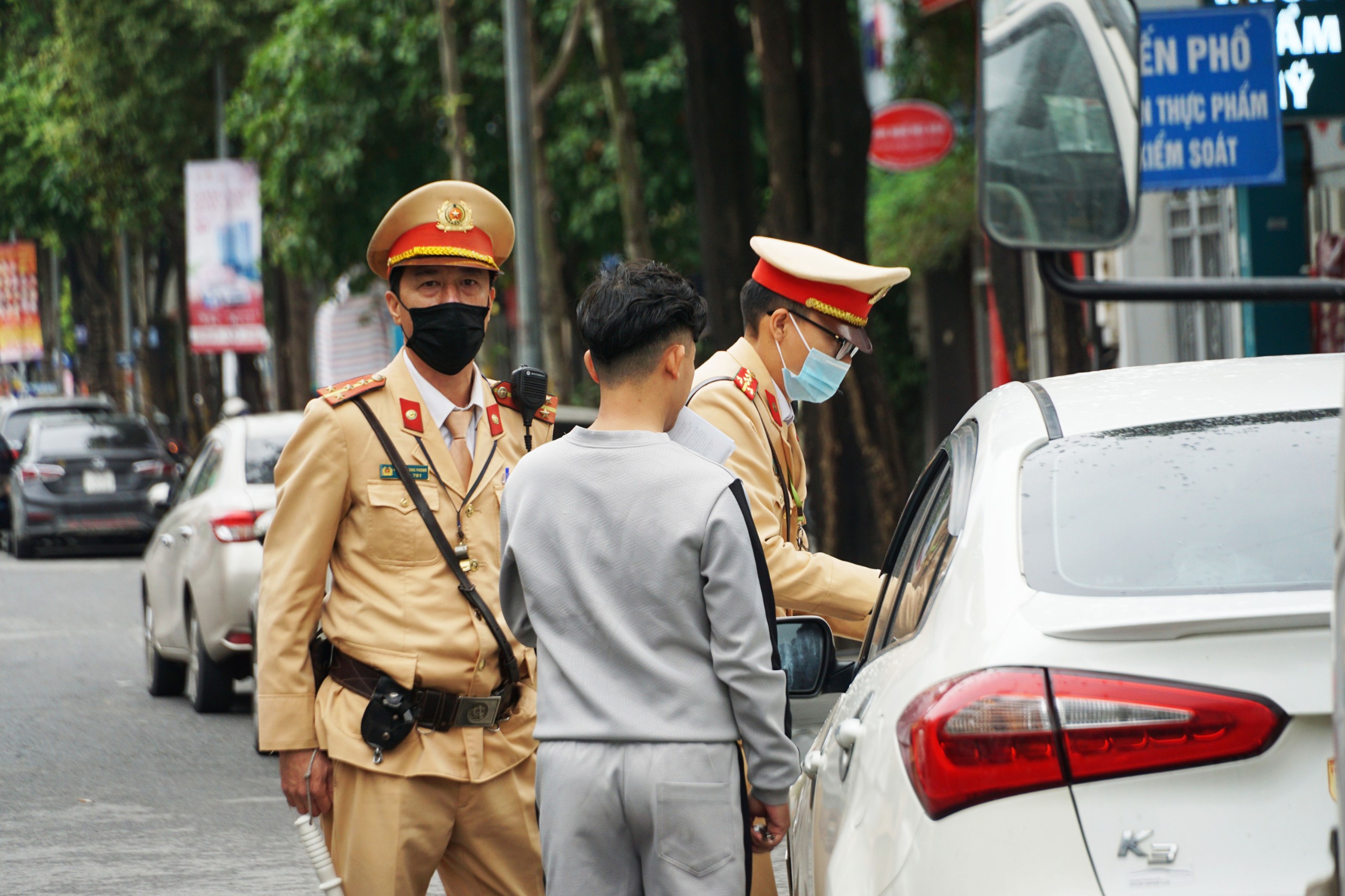 Tin nhanh - Hà Nội: CSGT ngày đầu ra quân dán thông báo xử phạt nguội xe vi phạm (Hình 4).