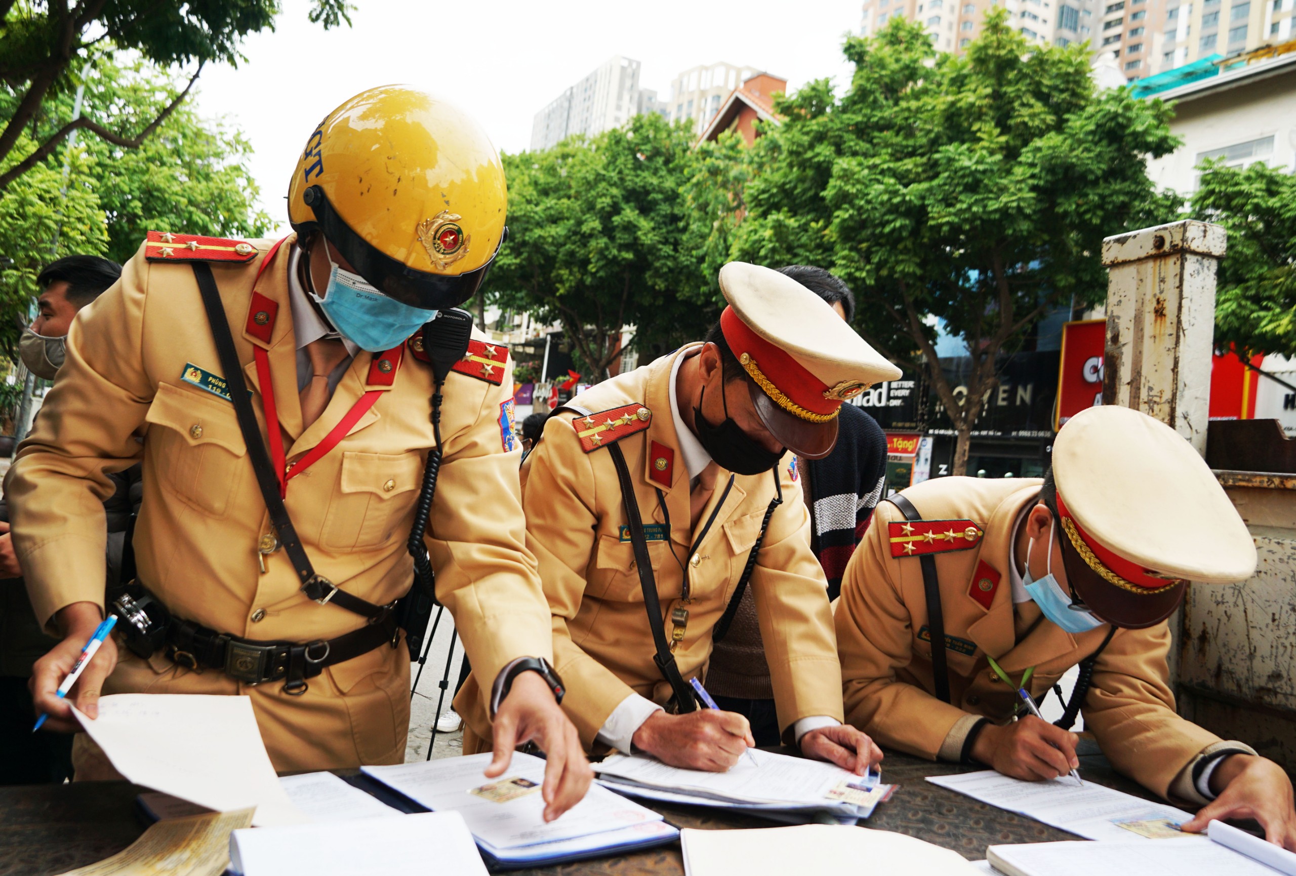 Tin nhanh - Hà Nội: CSGT ngày đầu ra quân dán thông báo xử phạt nguội xe vi phạm (Hình 5).